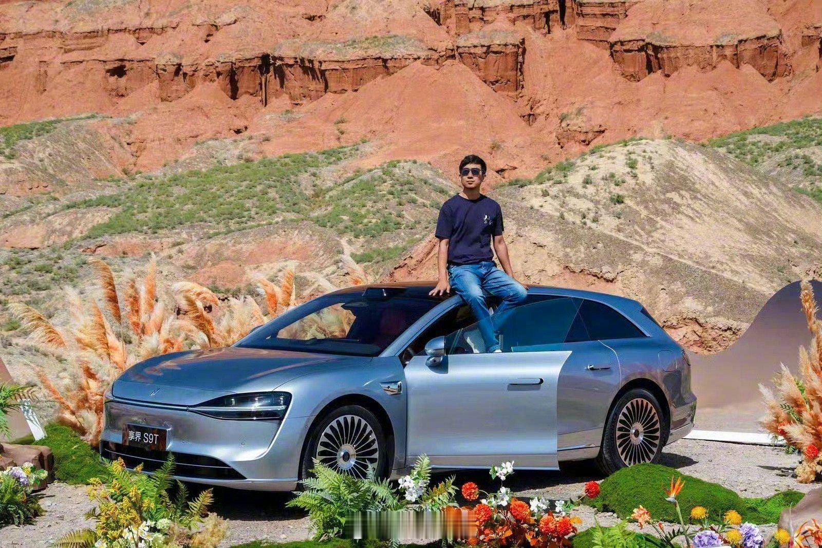 其实成为“汽车头部”博主很简单，只需要像我一样爬到车顶上就行了，还能顺便检查一下