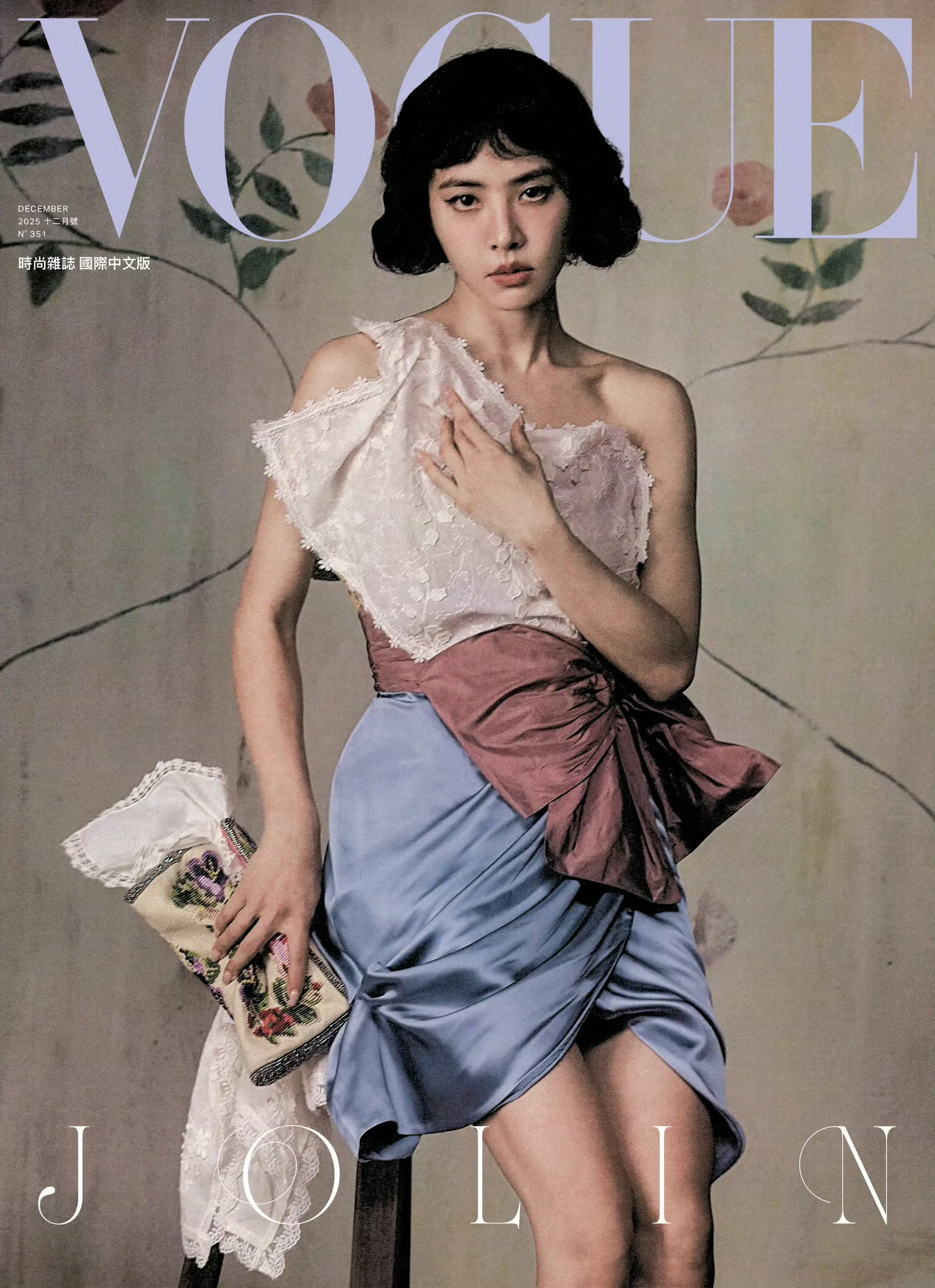 蔡依林登封中国台湾版 VOGUE 十二月闭年刊，来自VALENTINO & BV