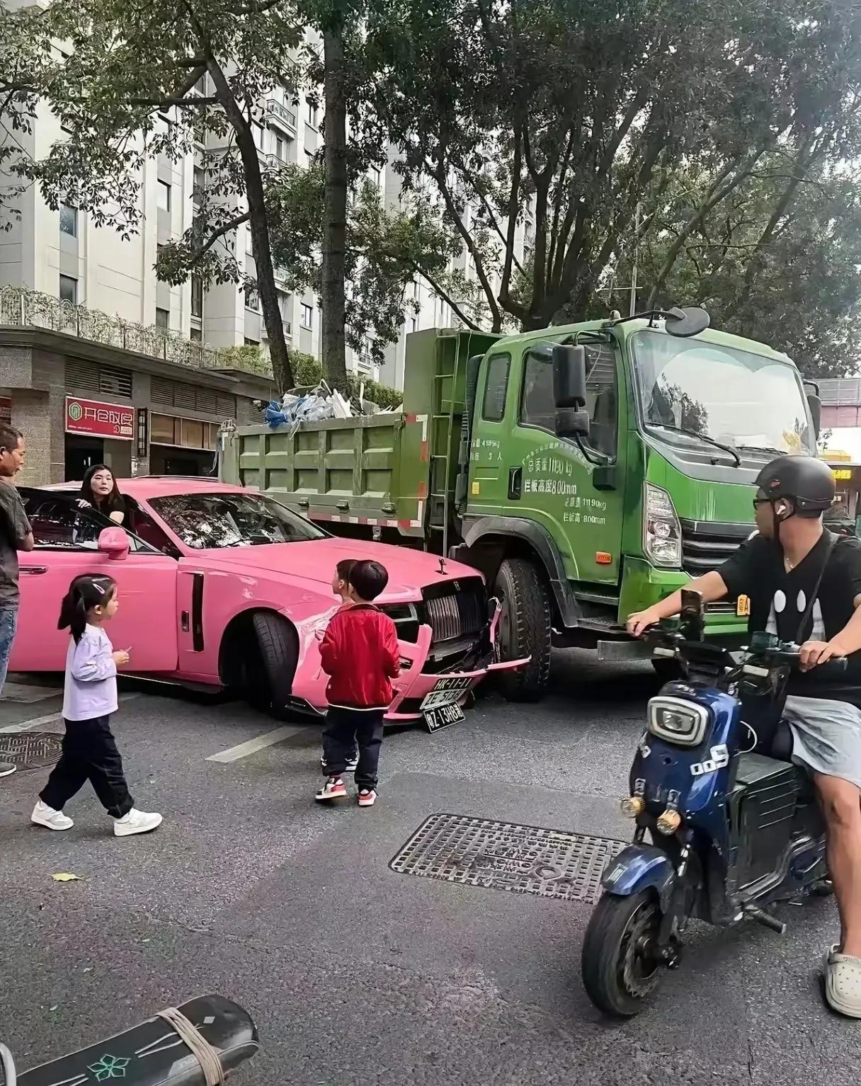 这才是真正的车祸。一辆绿色大头车撞坏了一辆粉红色劳斯莱斯。

车主很淡定，网友很