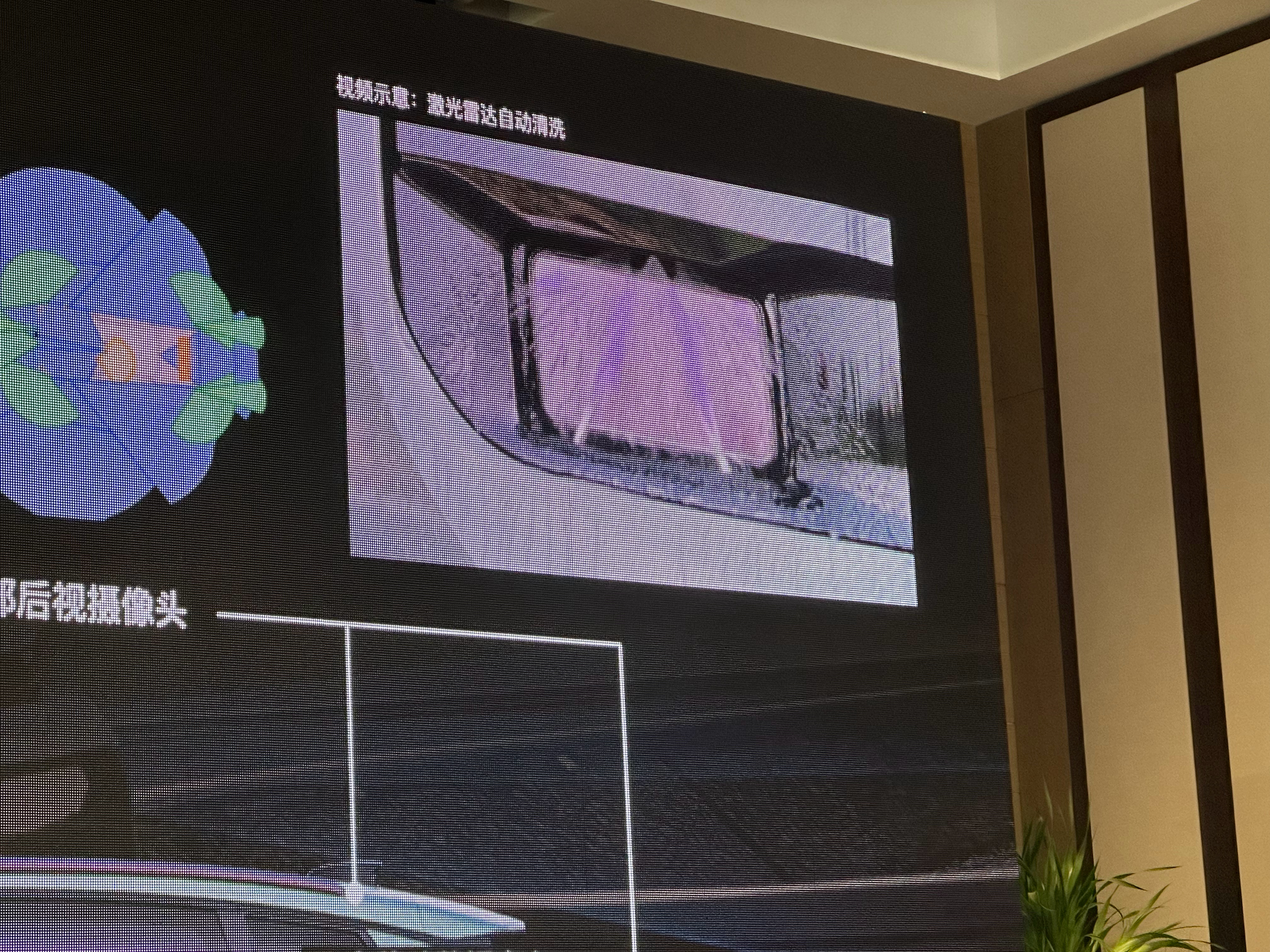 奥迪跟华为定制的ADS，用了两颗激光雷达。激光雷达放在了前保险杠两侧，这个位置容