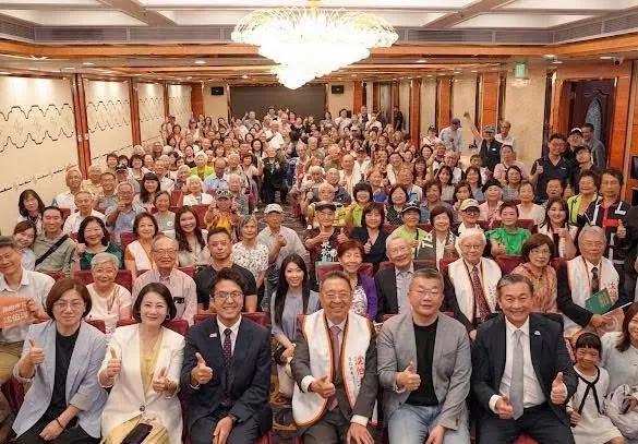 乌合之众！
民进党推举的台北市长候选人、台独顽固分子沈伯洋眼看岛内因毒油问题对选