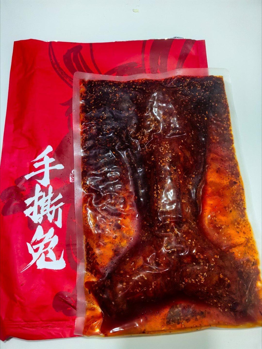 四川有两个美食之都，乐山和自贡。两地美食很多，我所知道的，乐山有跷脚牛肉，自贡有