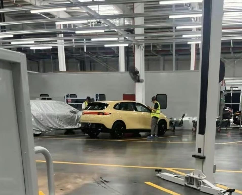 零跑再曝新车型，疑似旅行车？
 
在这两天，不少的车企除了推出SUV、轿车等常规