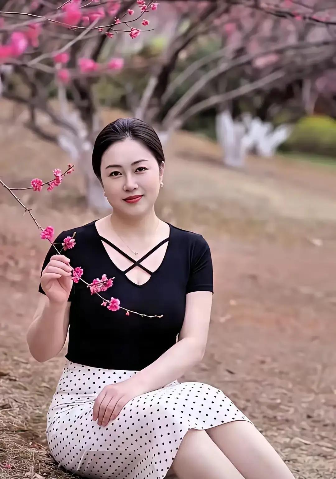 看到网上一堆人把男生想亲近说成下头，把女生想抱抱说成倒贴，我就纳闷了。

吃饭喝