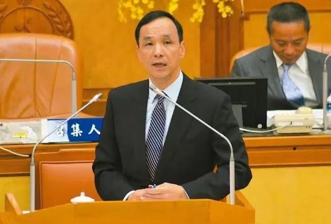 国民党叛将现身绿营，朱立伦应该惭愧，蓝营还有一人不装了

日前，岛内政治局势上，