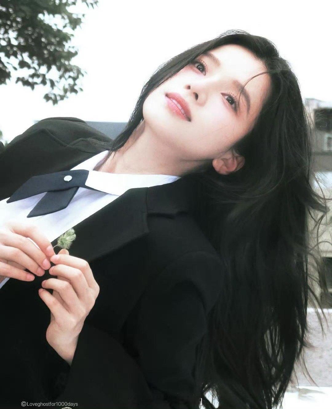 小老仪好美🥵今晚我一定定时抢《人民的荔枝》云包场，然后明天去看你[抱一抱]焕羽