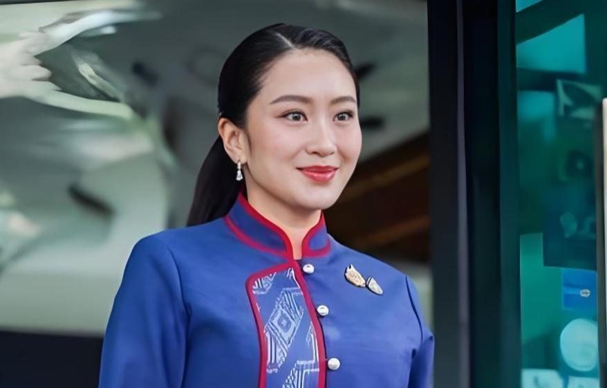 佩通坦其实还有机会走上泰国总理那个位置的，但需要沉淀五年，甚至是十年。佩通坦的年