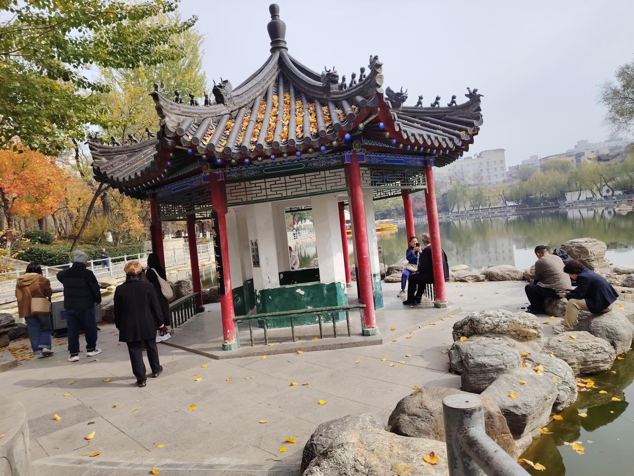 有位领导，很有智慧。
他能通过，键盘声音，辨别出来，谁在摸鱼。键盘声小，是在工作