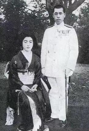 山本五十六在偷袭珍珠港前，心神不安，还是比较恐慌的，与他的情人千代子搅了一夜。山