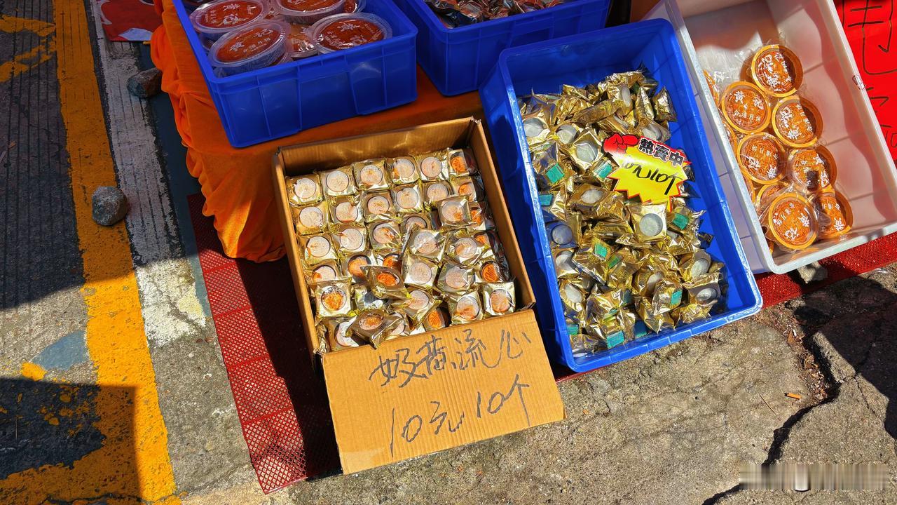 南宁路边中秋节过后月饼的现状，已经有卖10元10个的了，也有卖10元8个的，5个