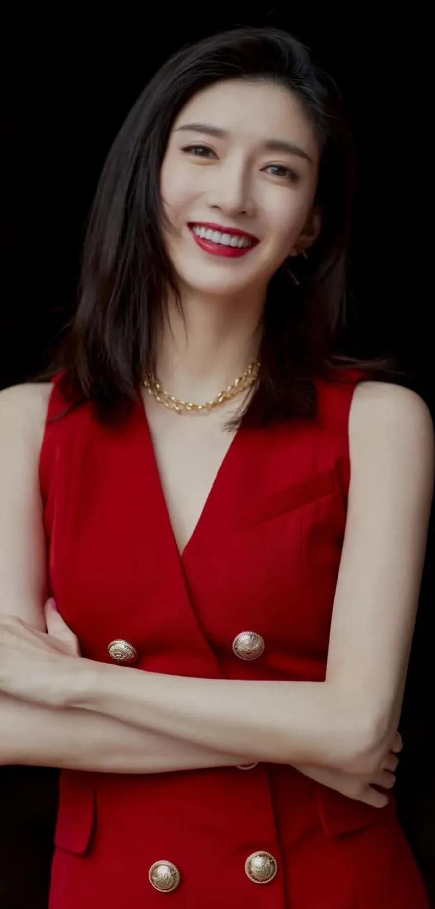 江疏影是中国内地知名演员，她以出色的表演技巧和多样化的角色形象赢得了广大观众的喜