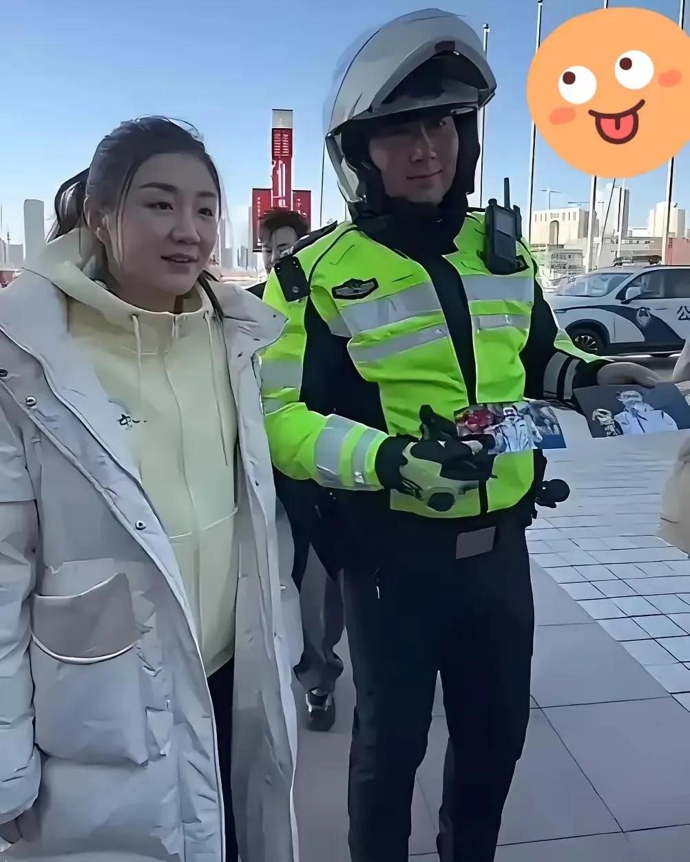 女子逛街后站在路边等车，足足熬了半小时，手机刷烂、手挥酸了，愣是没一辆出租车停下
