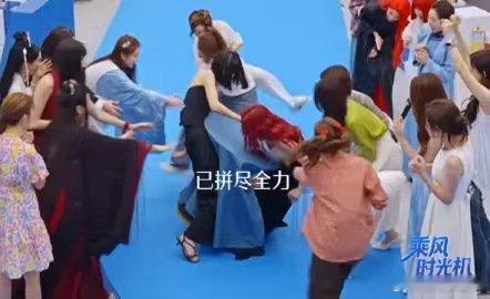 代斯庄法掰手腕谁说浪7没有群像庄法青筋暴起手臂绷劲，仿佛下一秒掀翻桌子，代斯正面