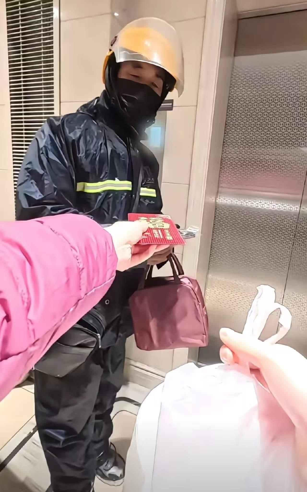 暴雪纷飞，寒风刺骨，街道上的行人稀少得令人心生凄凉。在这样的天气里，外卖小哥依然