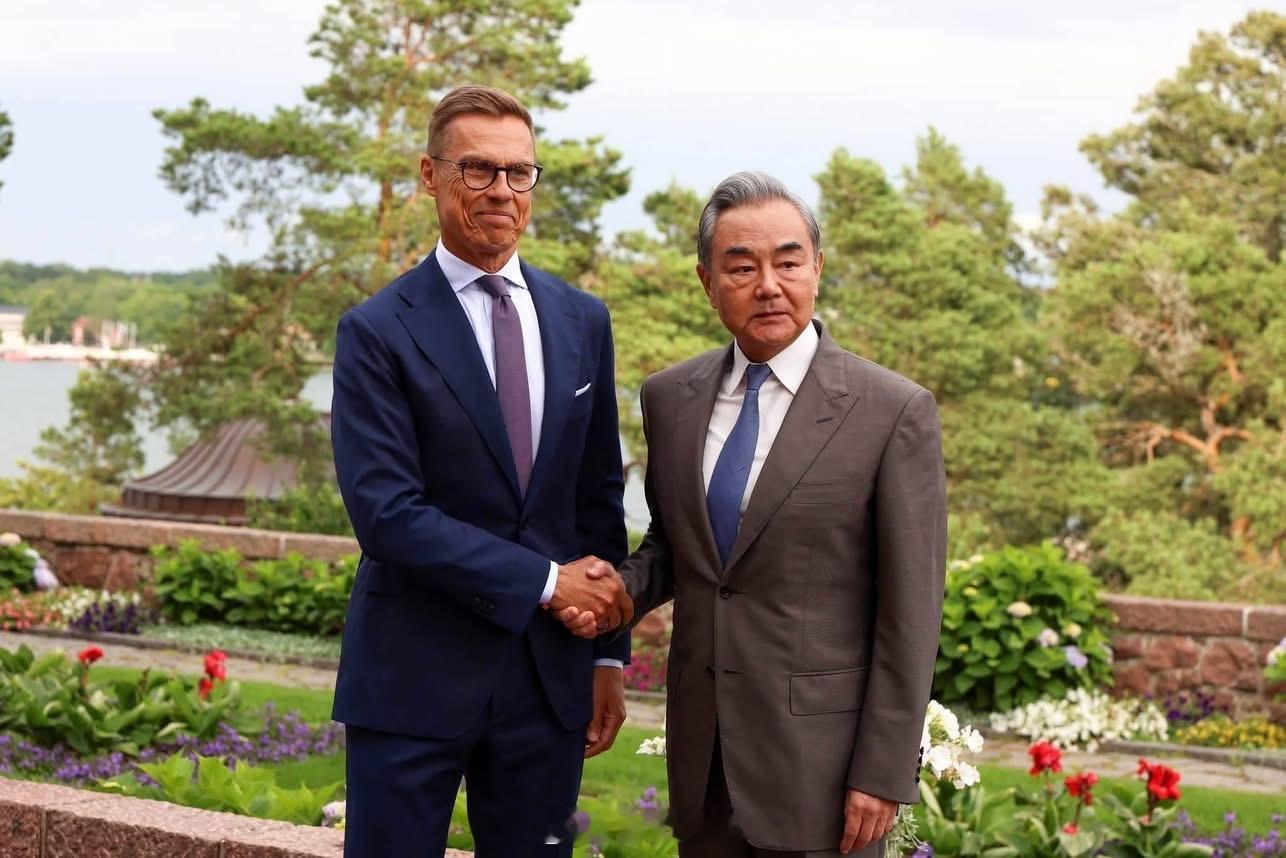 🇫🇮🇨🇳芬兰总统斯图布会见王毅外长。当地时间7月5日，芬兰总统斯图布在图