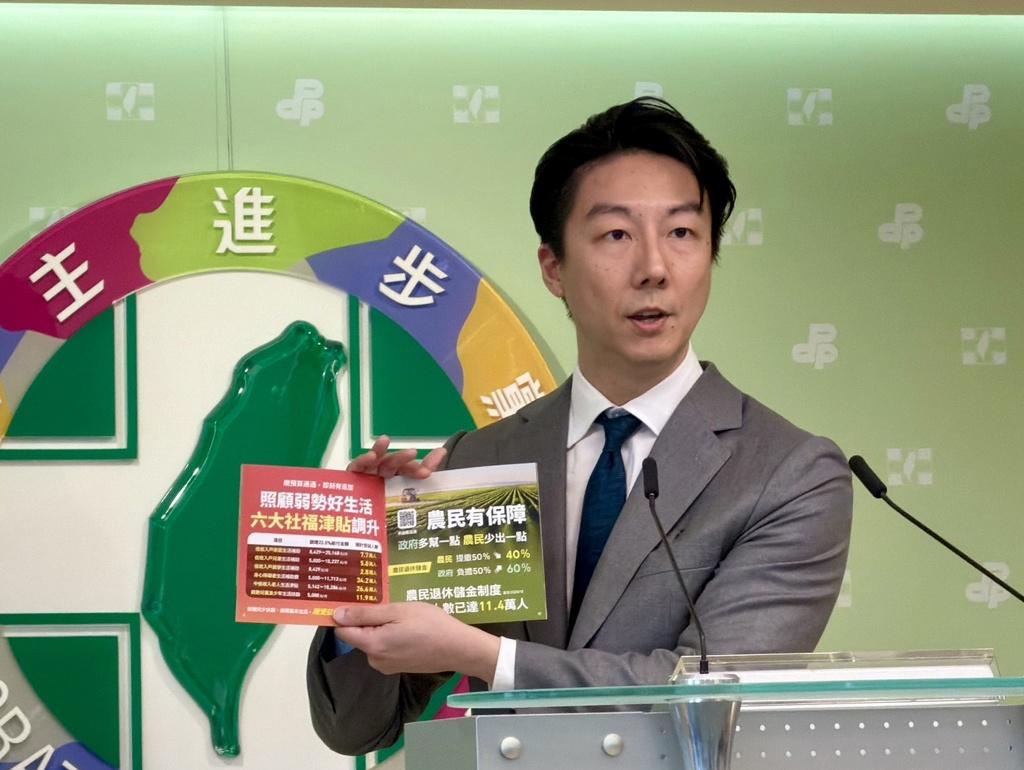 怎么看吴峥呛“又不是我逼你吃”？深绿区街访反应惊人
中联致癌油引发食安风暴，民进
