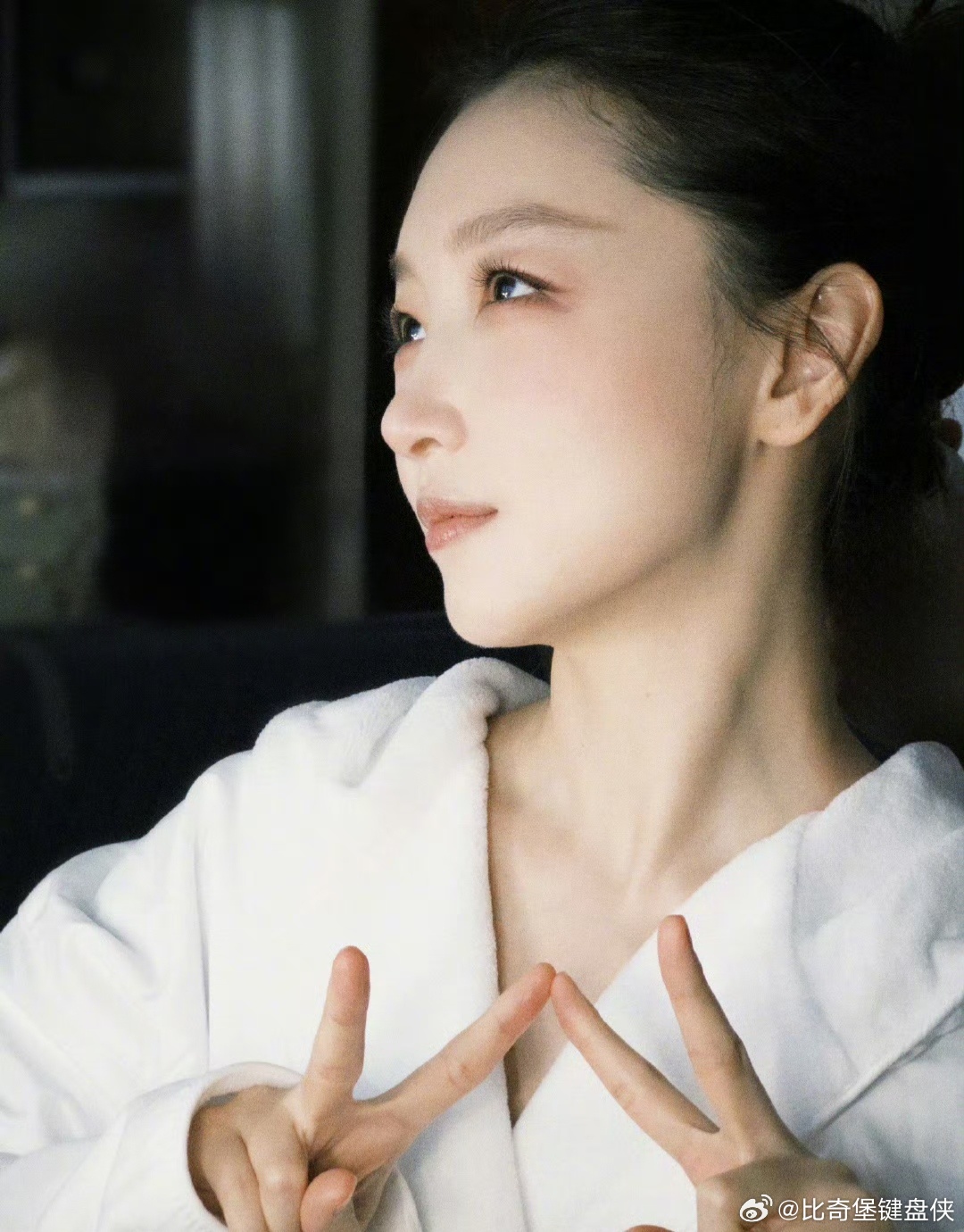 周冬雨新综感动落泪 周冬雨34岁的生日也太有意义了，在周五晚高疯里收获了来自路人