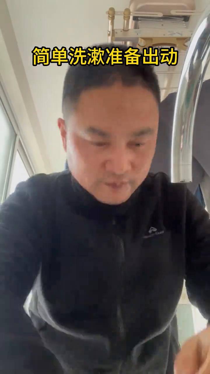 照旧7.30起床，先整理好床铺，简单洗漱准备出动。早晨一杯温开水暖暖肠胃，佩戴耳