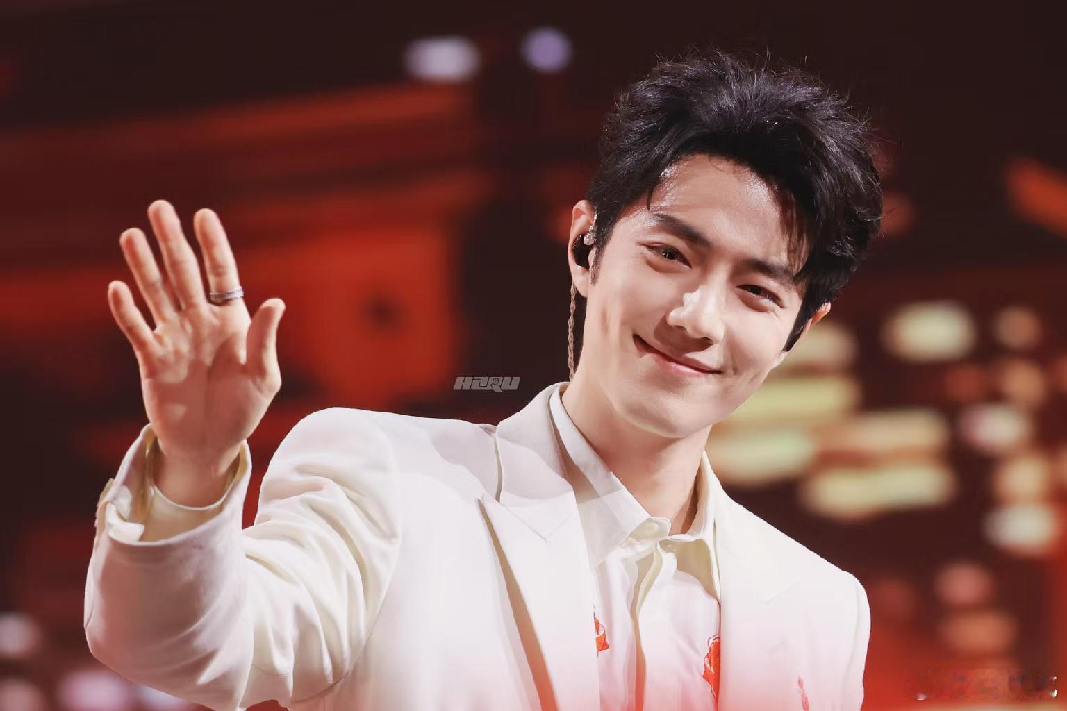 不知道 肖战的比例很曼妙谁被肖战的曼妙比例狠狠惊艳了！简单的基础穿搭，在他身上就