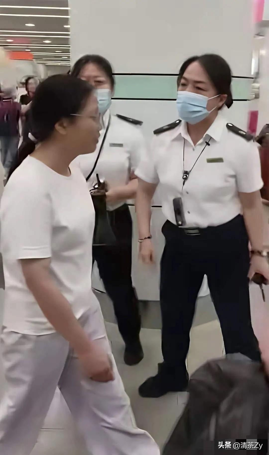 什么人都有！广州东站一女子因错过了检票时间无法上车，在候车大厅大吵大闹，一直辱骂