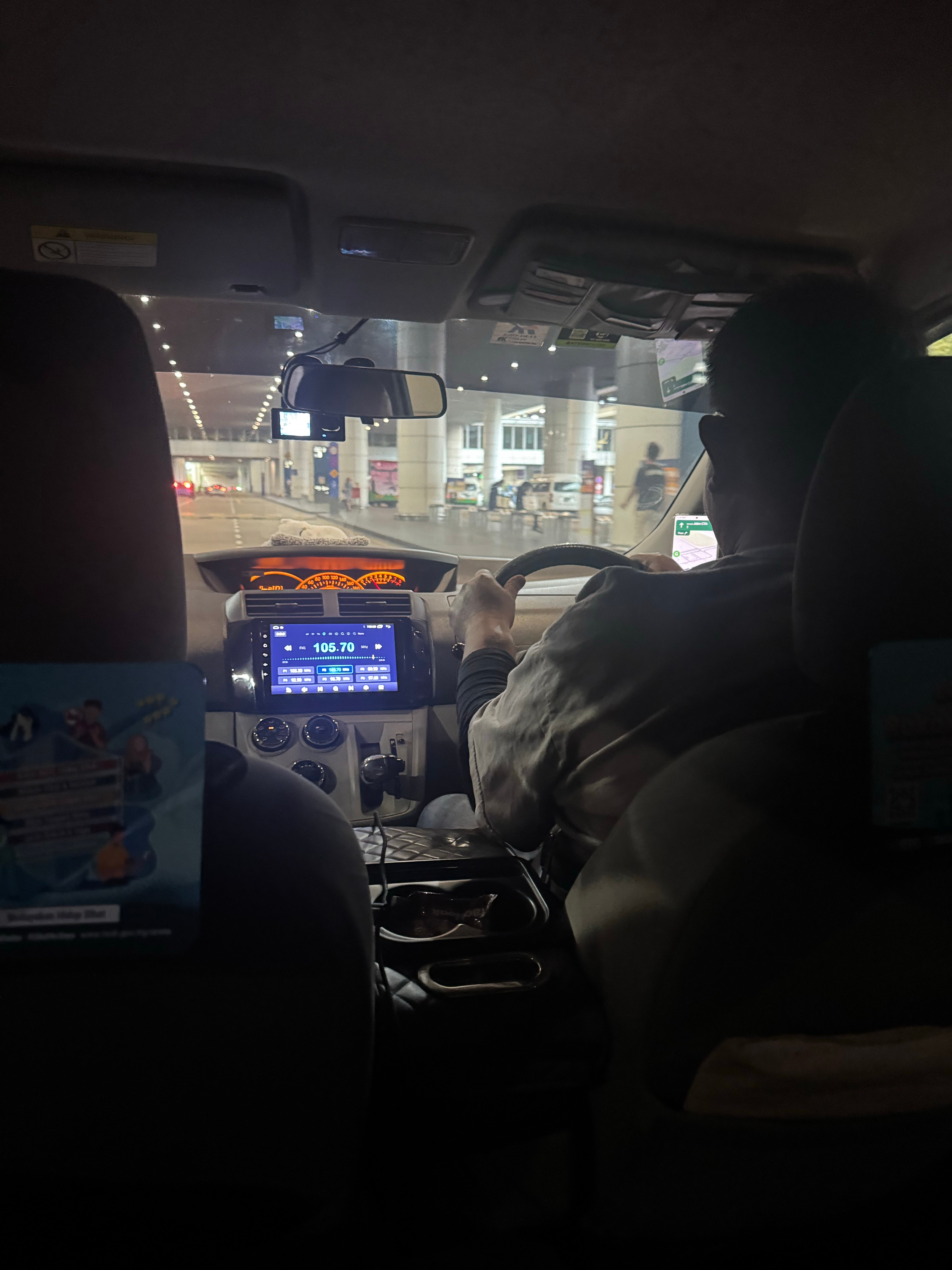 吉隆坡的机场拿行李还要坐bus  我也没戴眼镜 晕头转向一路问问问。出了机场 才