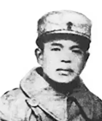 1950年，肖华奉命调往北京，在赴任路上，他看到一名香烟小贩，顿时脸色大变：这不