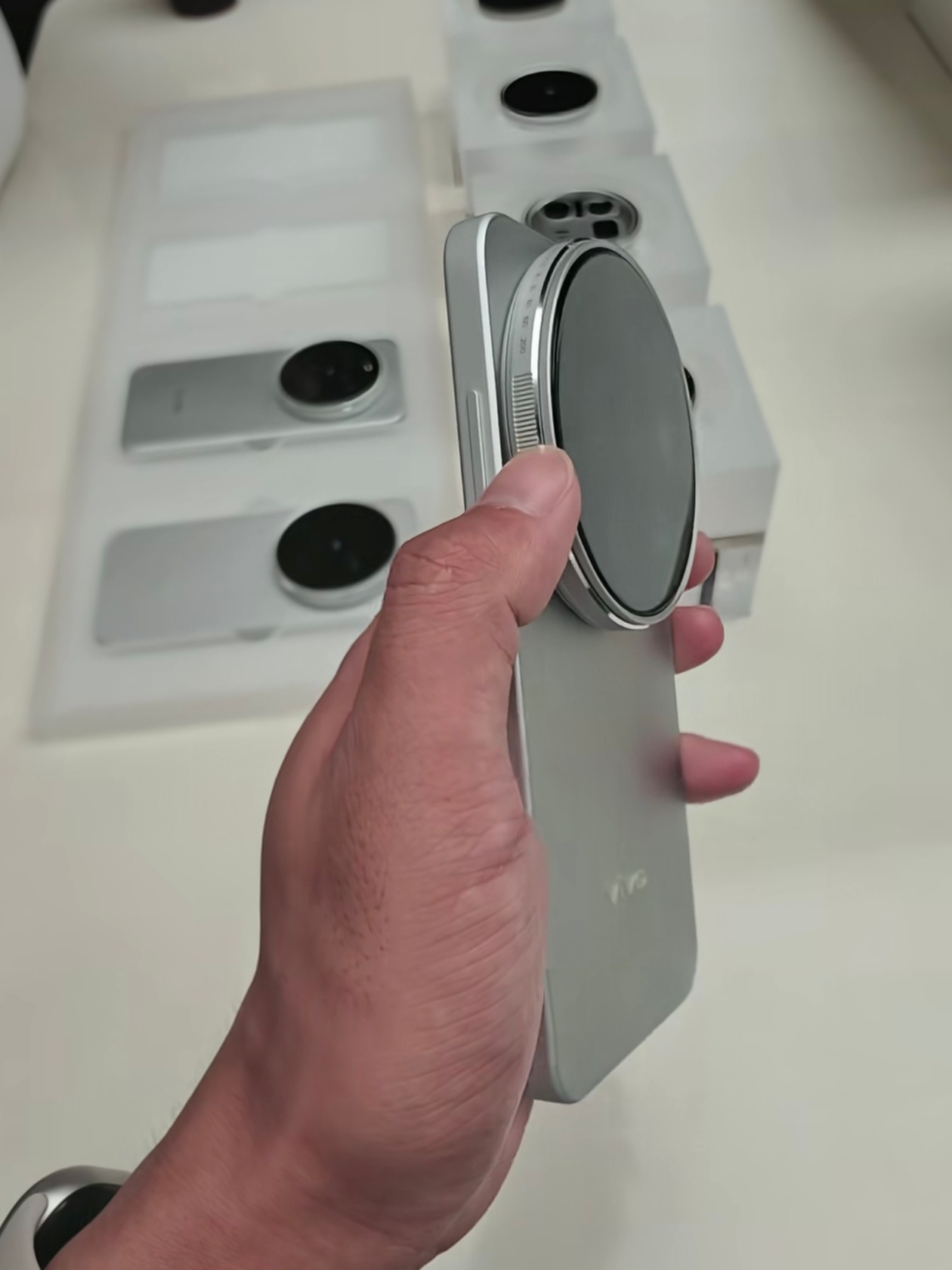 说是vivo X300 Ultra弃版方案，镜头有变焦环，整个deco不论是厚度