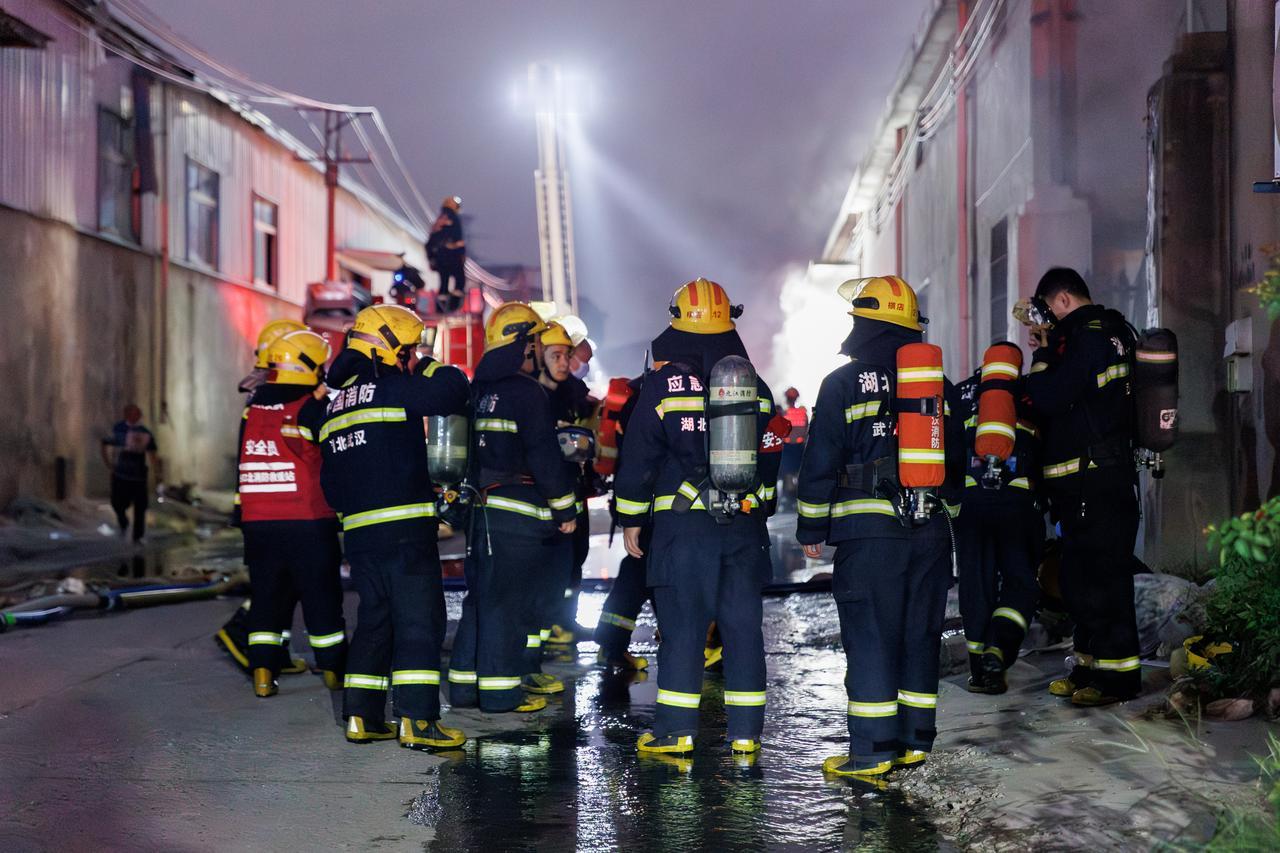 这群逆向而行的身影，正用脊背为城市筑起安全的“防火墙”，晚安~