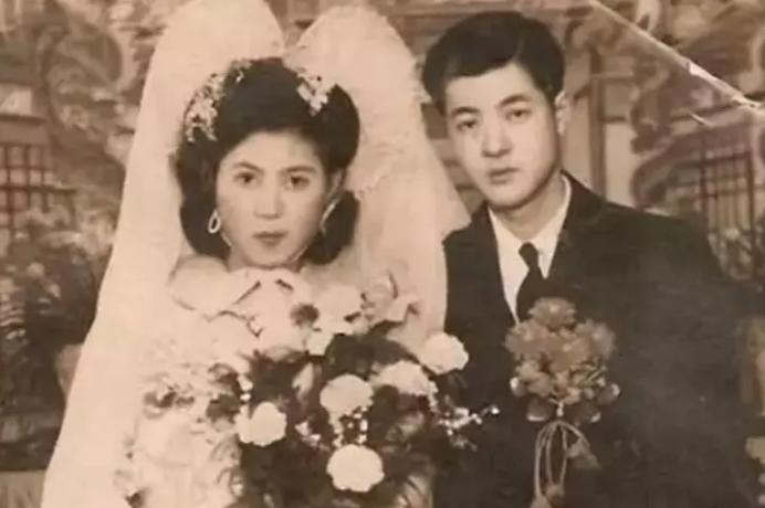 1988年12月，潜伏台湾42年的地下党员谢汉光，以“叶依奎”的身份经香港回到广