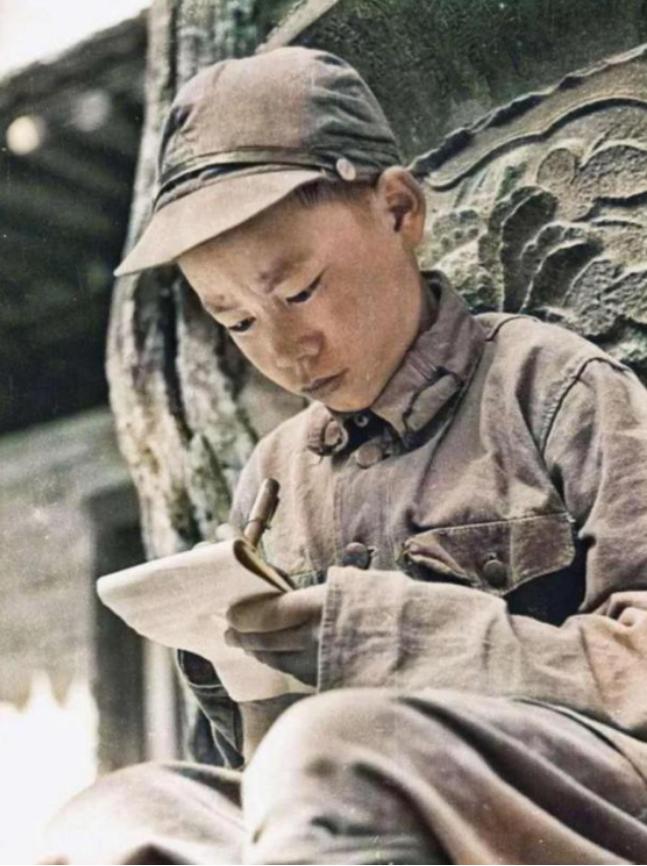 1935年，12岁的小红军战士张金龙在战火纷飞中与大部队失散，被土匪捉住，毫不畏