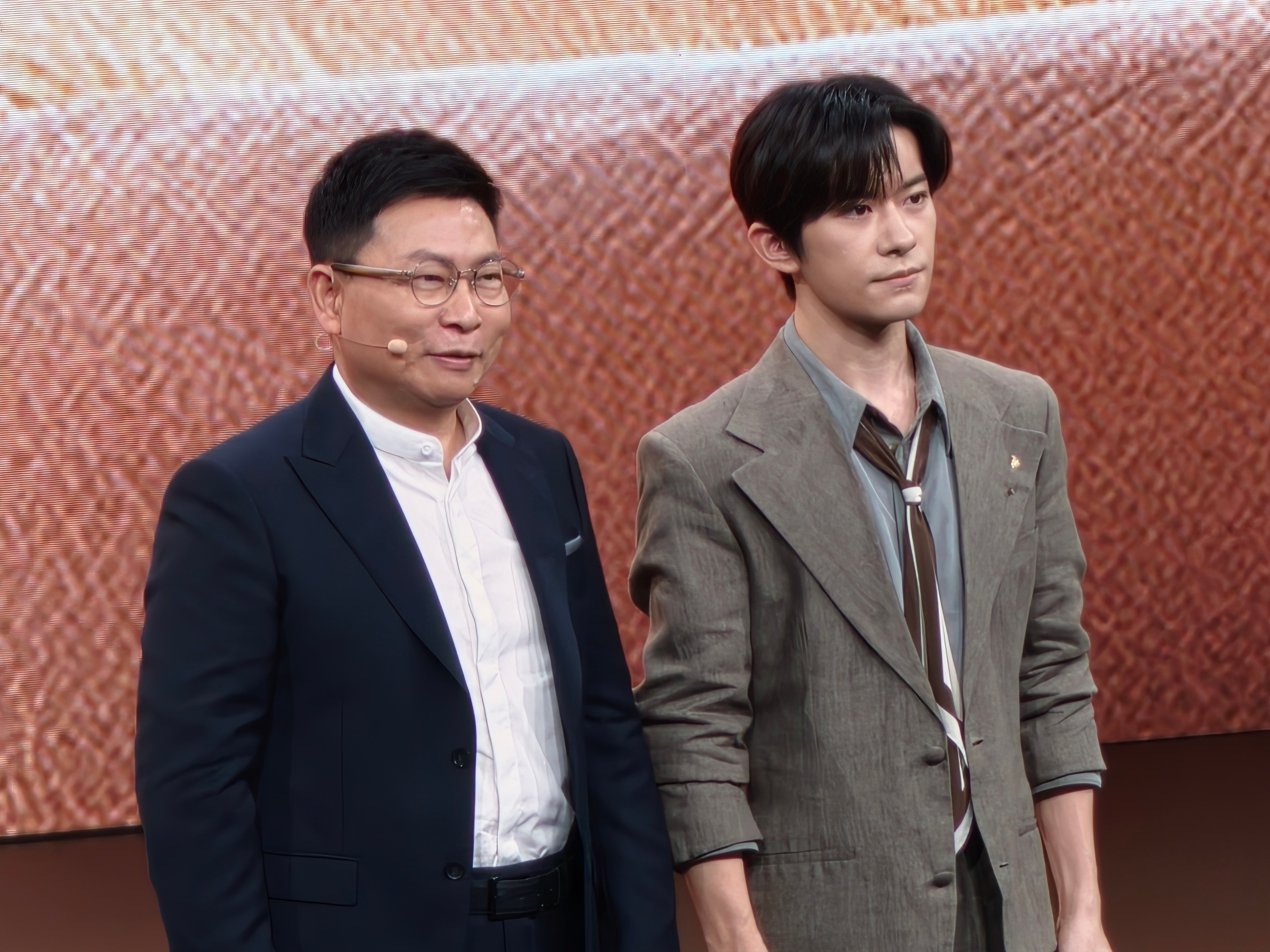 余总和千玺合影有点紧张哈哈 