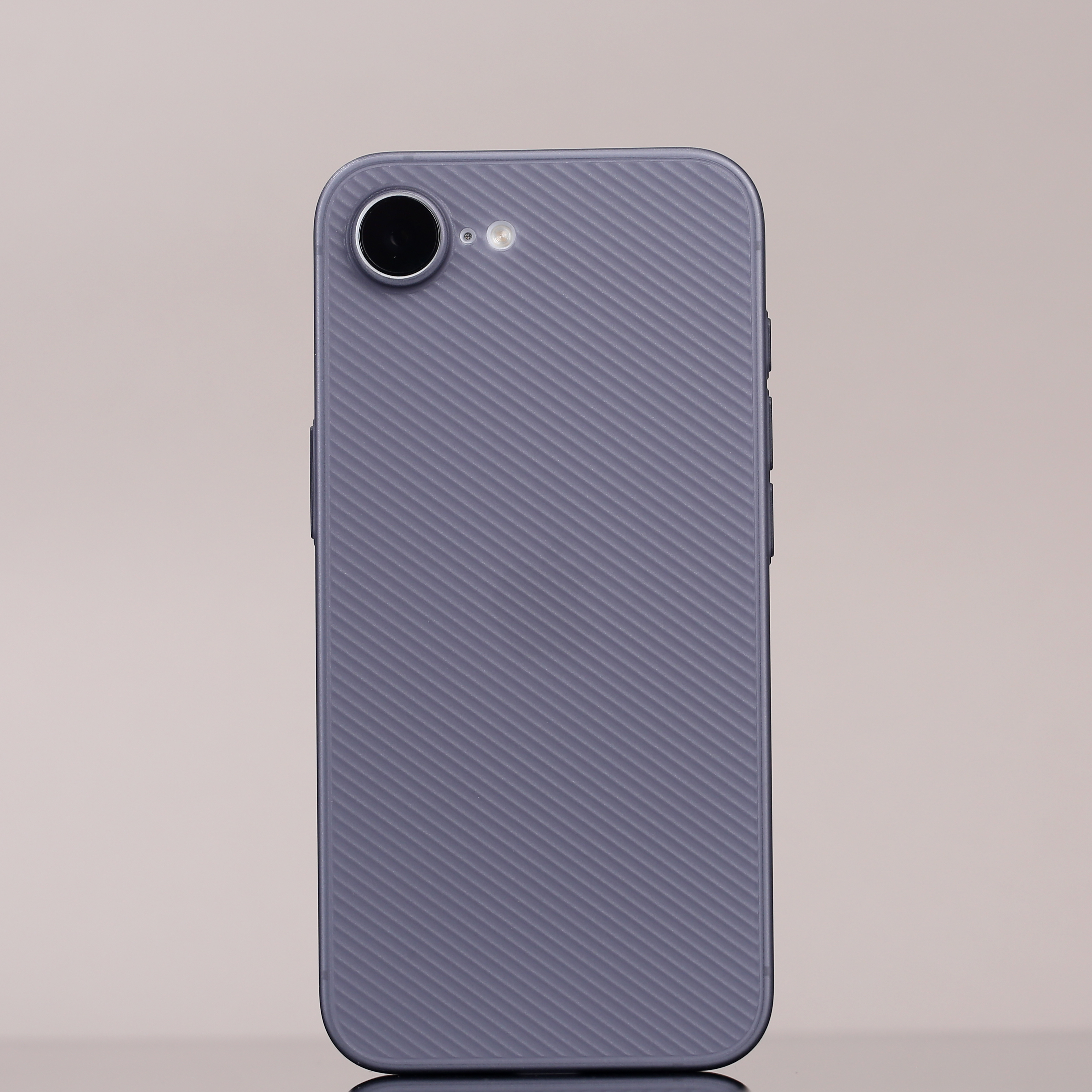 17e/16e 超薄壳新上超薄波纹陨石灰这个搭配白色手机也还可以，很轻薄，表面磨