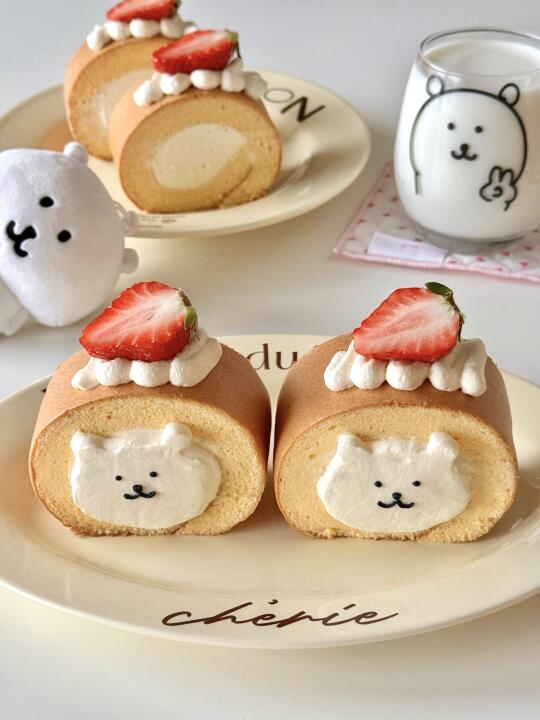 🧸自嘲熊( ˶･ᴥ･˶)草莓蛋糕卷🍓吃点可爱🍰