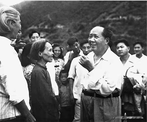 毛主席和人民群众在一起