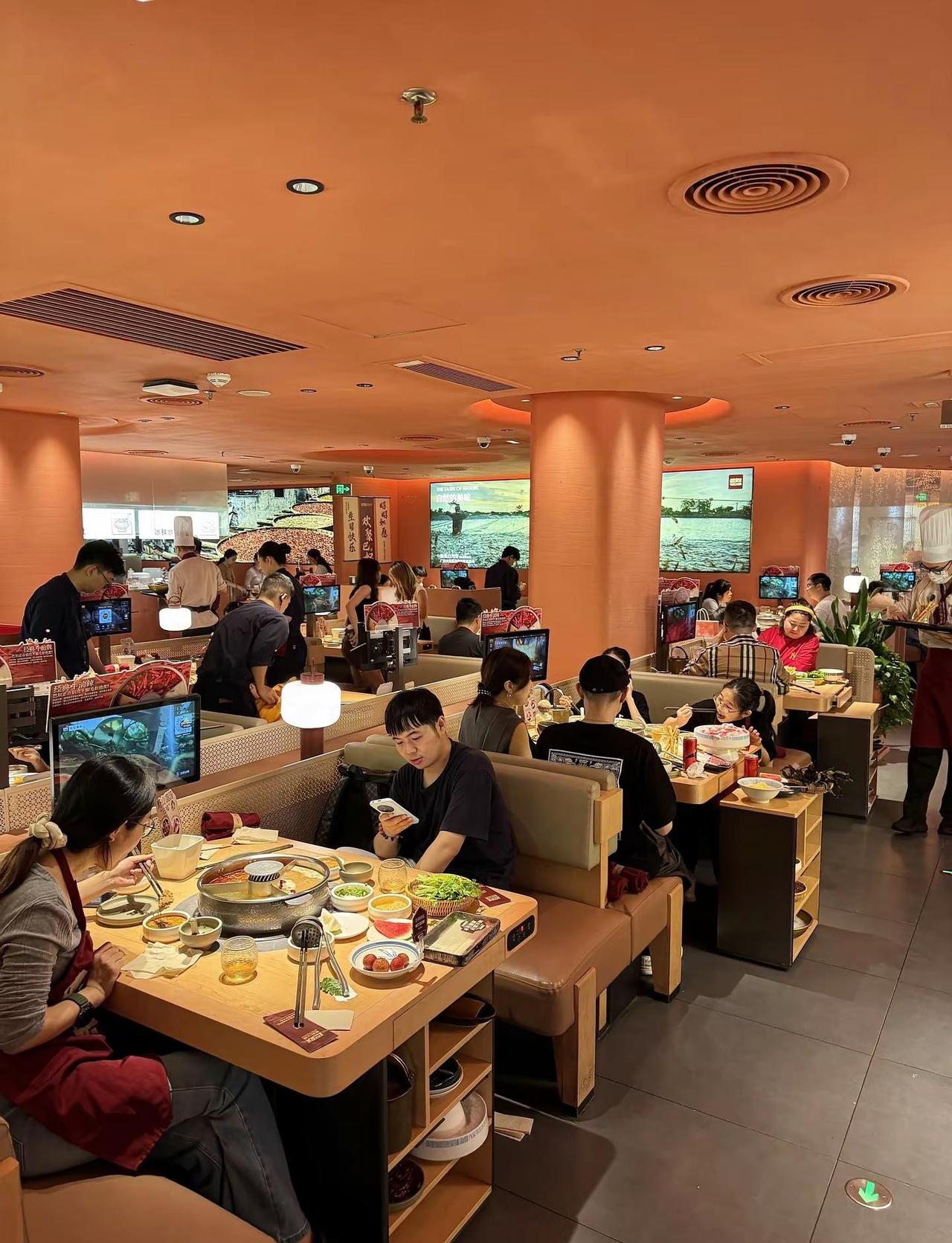 确实是天河城最旺的火锅店 晚上6点过后店里基本坐满人🔥环境氛围真的好好，很适合