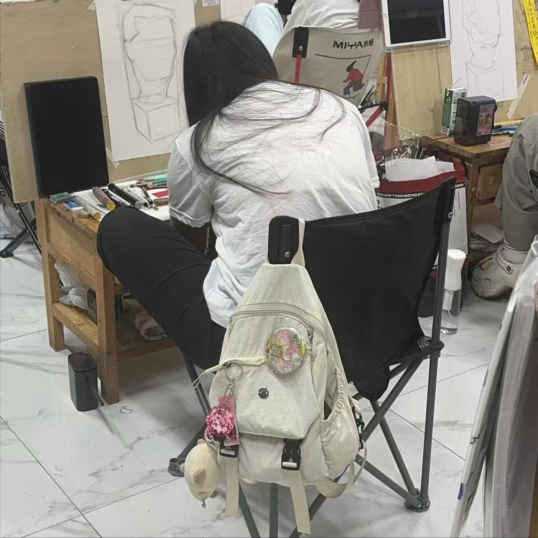 学了 12 年英语，背烂 3500 个单词， 
高考英语没下过 120 分， 