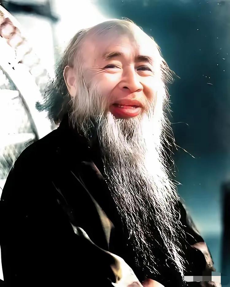 张大千说：“女人有三美，第一美皮肤白，白得像一滩雪；第二美屁股大，大得像两只篮球
