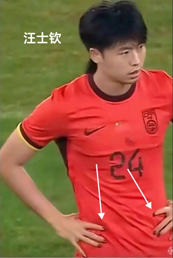 国足出现美甲队员？
     过去我们大家都知道我们的国足队员中有不少大肚腩，有