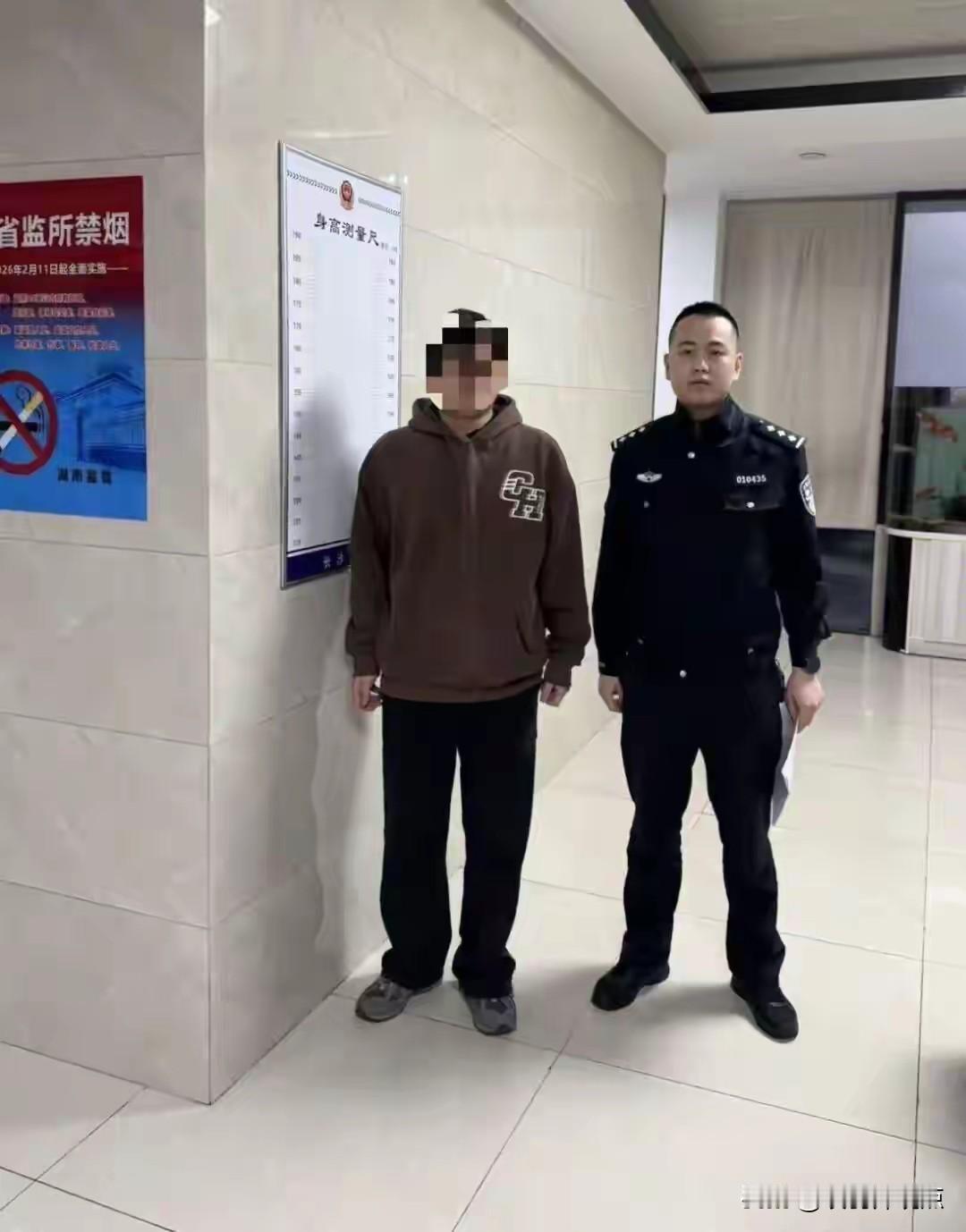 🎭 长沙警方抓获“一人分饰十角”的诈骗气氛组！ 黄某在“约炮群”里假扮新人、成