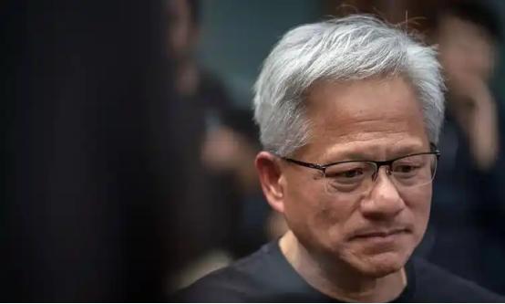 美国企业家黄仁勋突然宣布了他的态度：据多家媒体报道，他呼吁美国重启对华高端AI芯