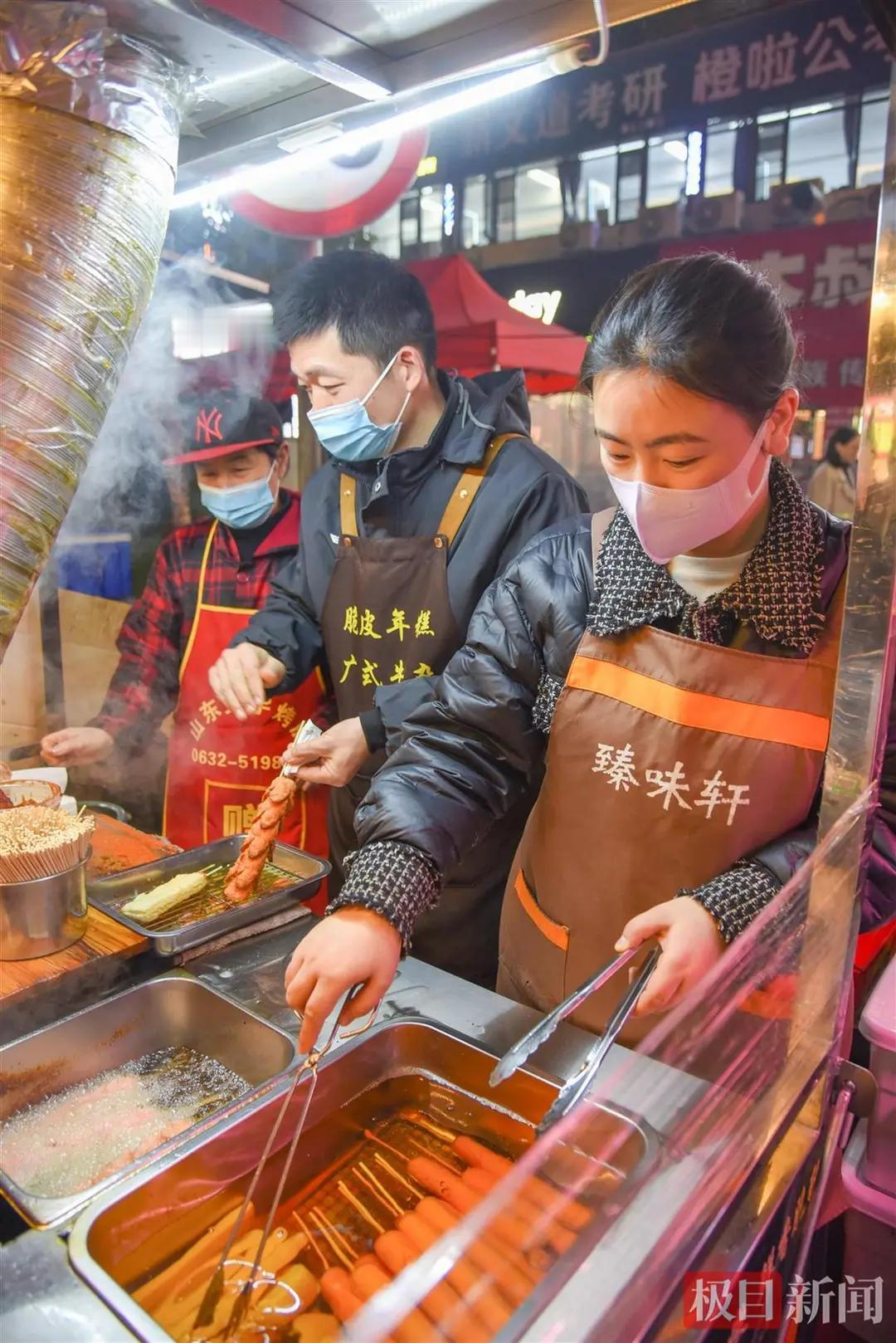 夫妻档小吃摊年入百万？真相曝光：没有躺赚的神话，只有熬出来的底气
 
“夫妻摆摊