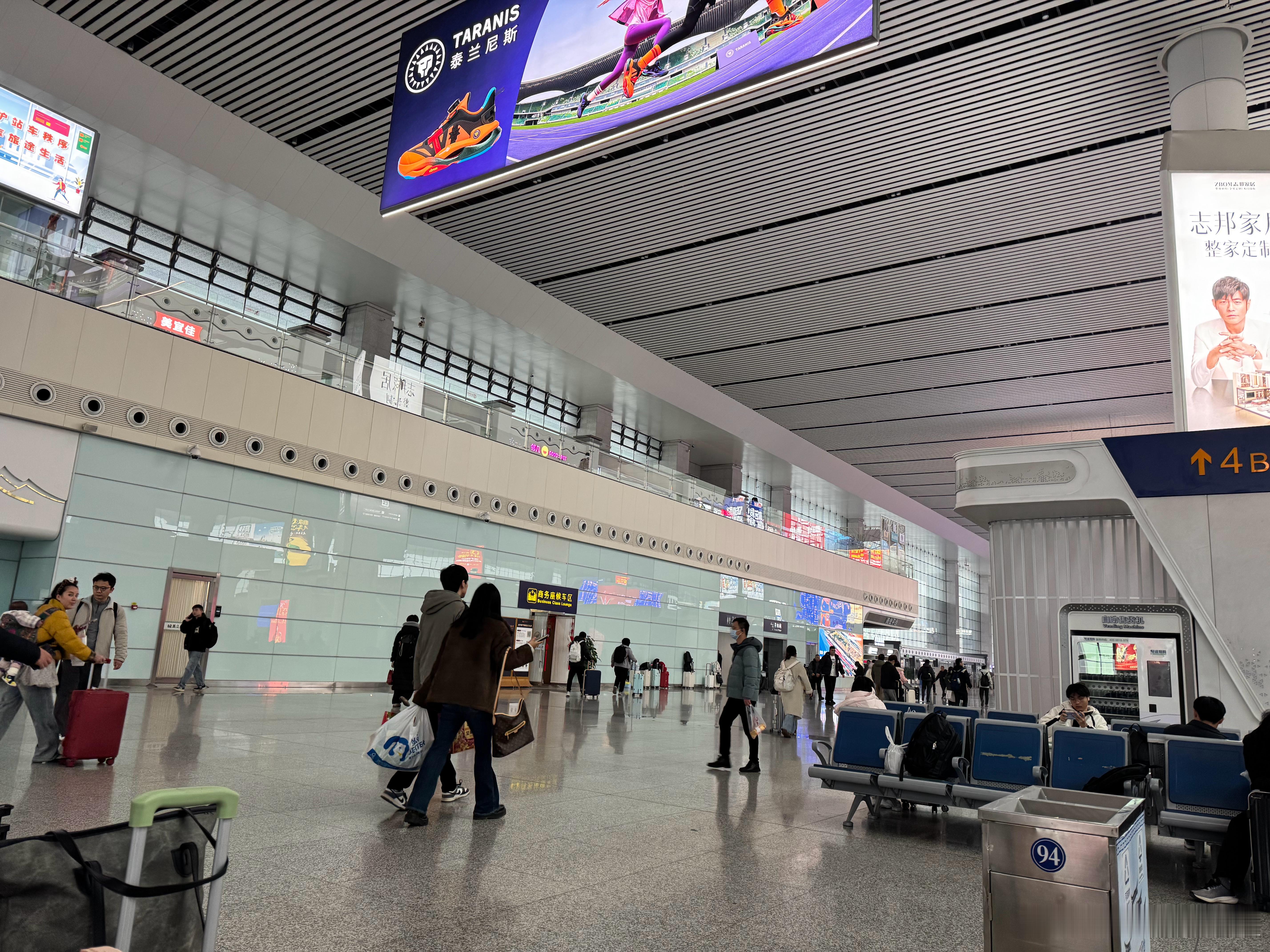 2026年春运自2月2日开始这段时间我已经感觉到了春运的影子，来高铁机场人就很多