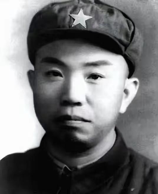 1952年，湖北军区司令员王树声在商店买东西时，盯着一个售货员看了一会，发现此人