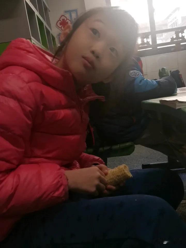 早饭吃太慢了，只能带到学校吃了，好在最后一排，除了老师，没人关注。