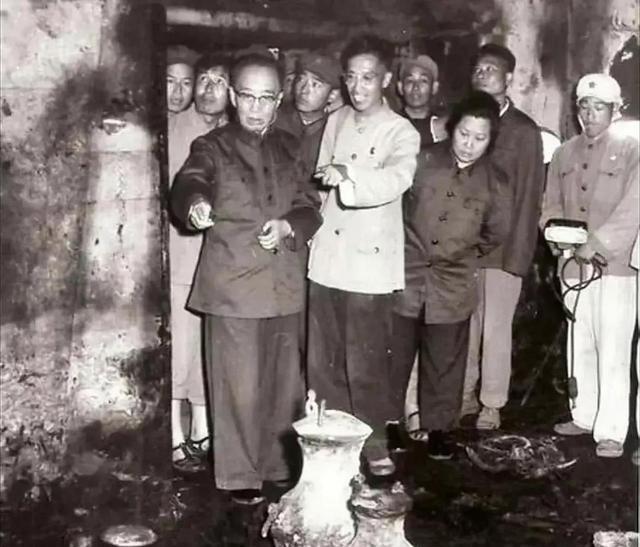 1956年，郭沫若带人挖掘定陵，可不久后，他的妻子和儿子都自杀身亡，参与挖掘的专