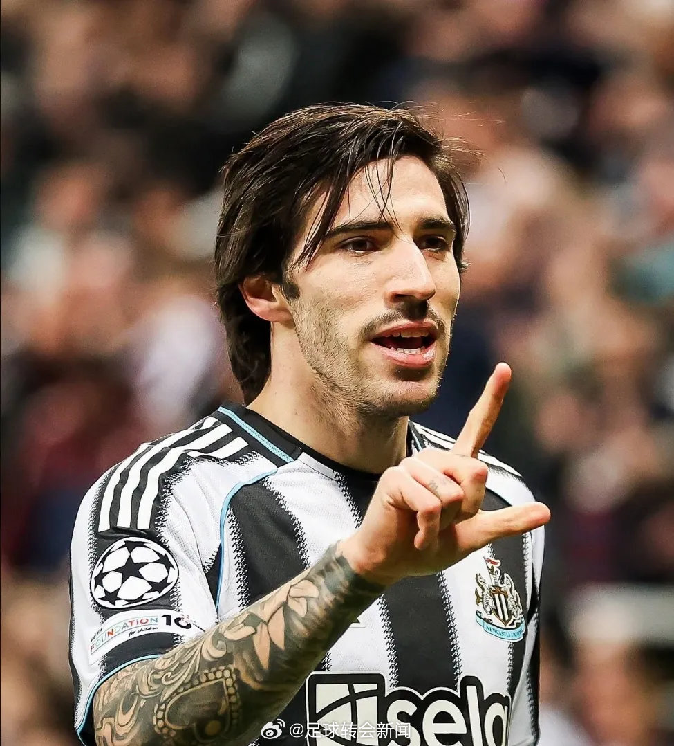 天空体育记者MM在“转会秀”节目中贸广表示，阿森纳等多家豪门都在关注托纳利。MM