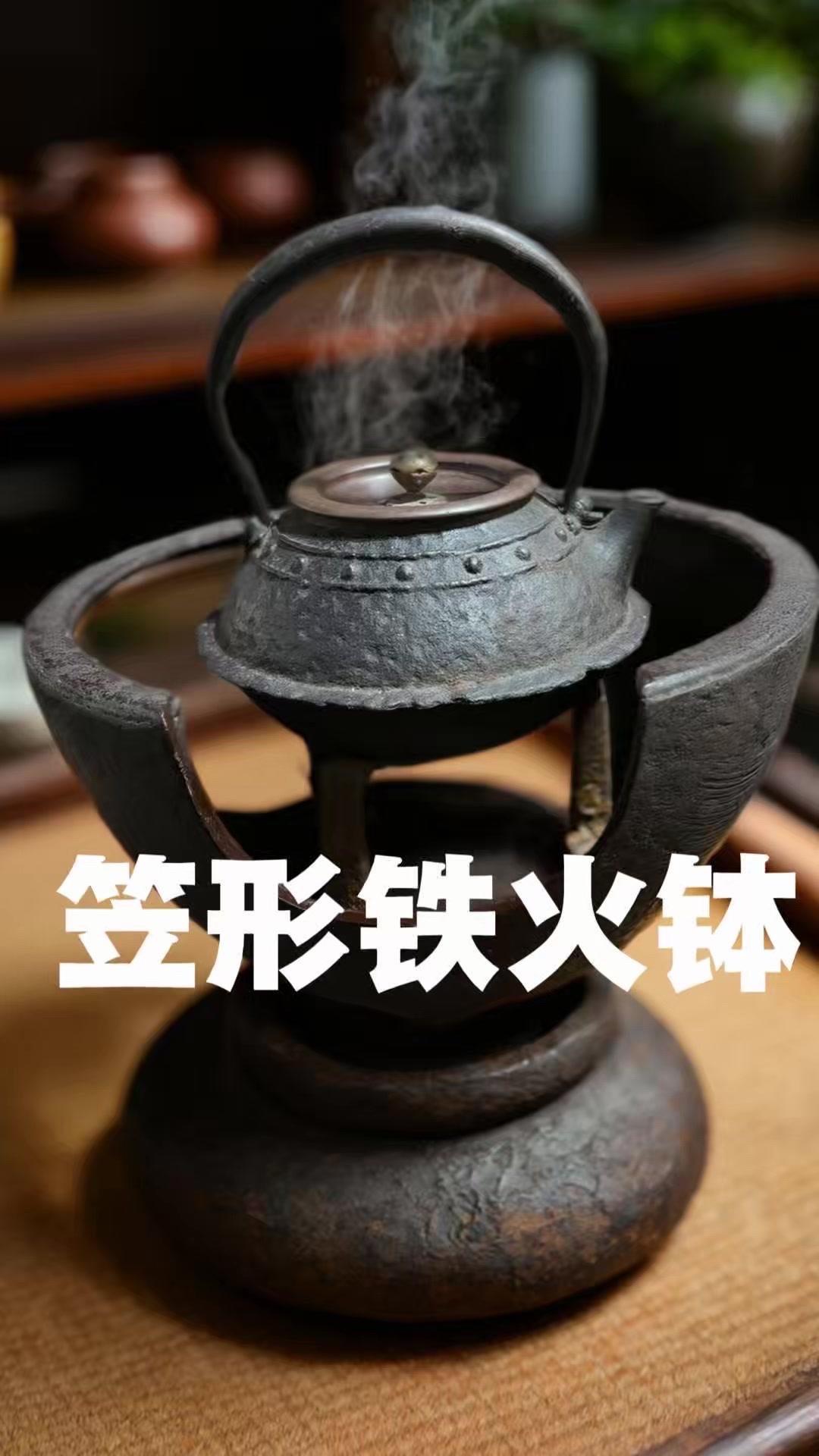 家人们看过来！昭和早期古铁斗笠型火锅，高15厘米宽28厘米，足足3350克的分量