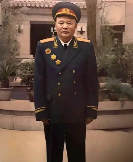 1969年九大开幕前，毛主席环顾全场突然对周总理说：“他不来，会议不开始”，这句