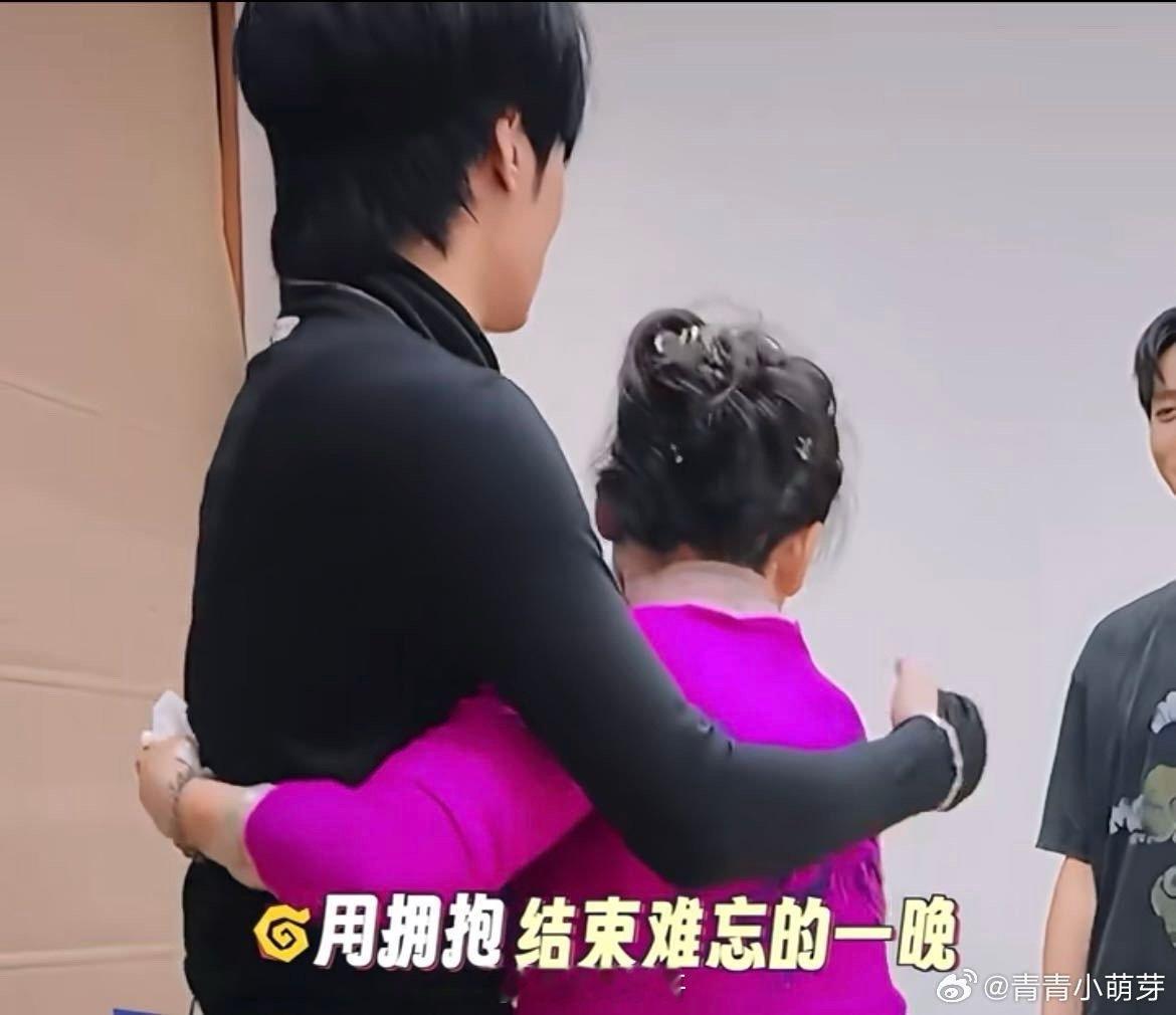 邵子恒在《一路繁花2》里太圈粉啦！踢坏箱子引争议后，他迅速补新箱致歉，知错能改的