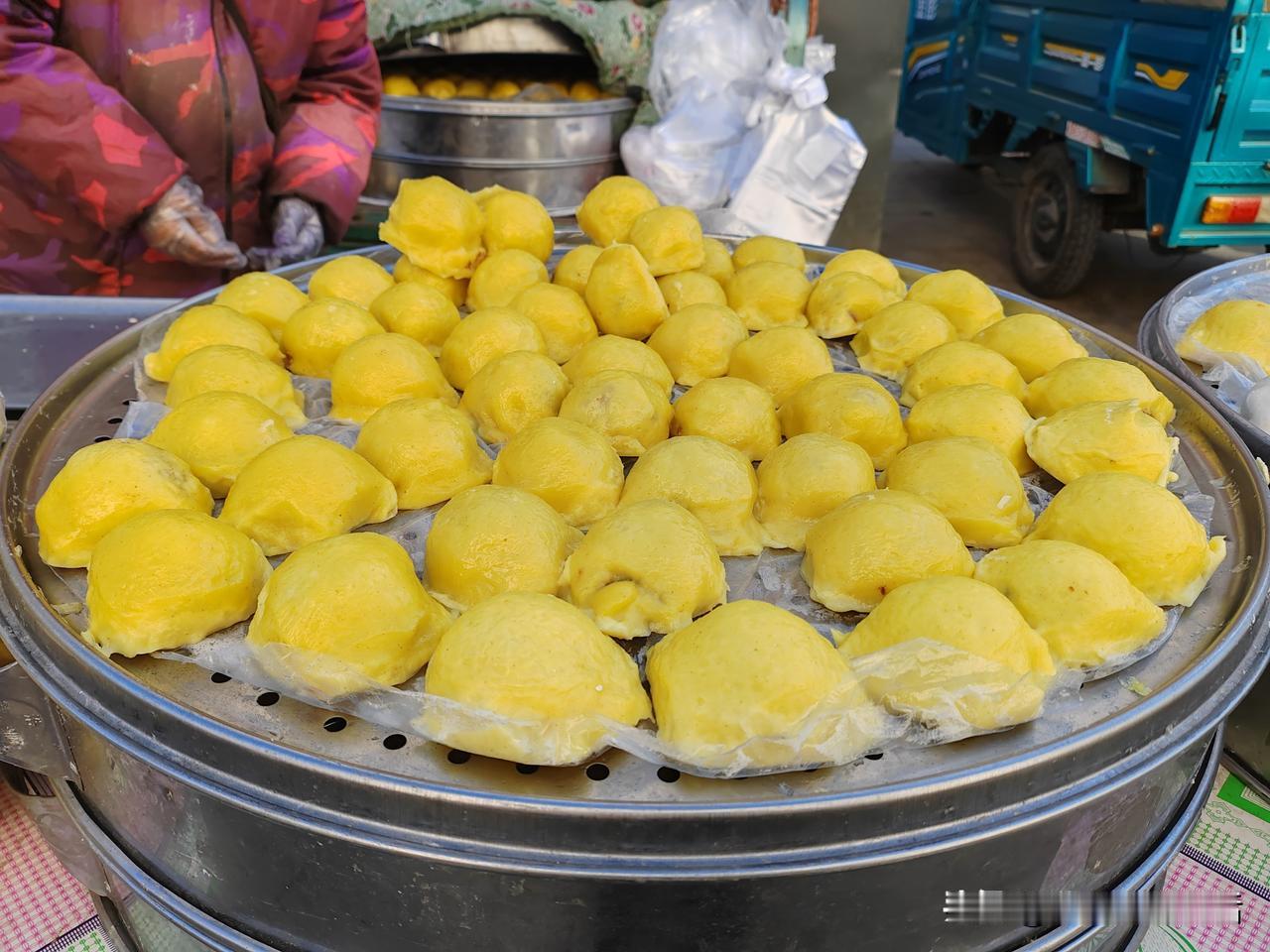好久没逛早市了，今天周日，也是传统节气冬至！上午10多，特意来到朝阳市龙山街早市
